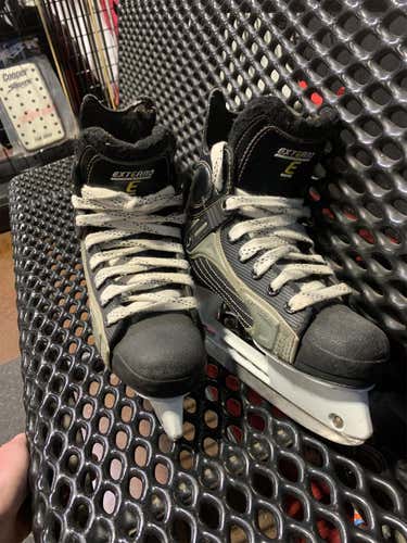 Junior CCM Externo E20 Regular Width Size 3.5 Hockey Skates