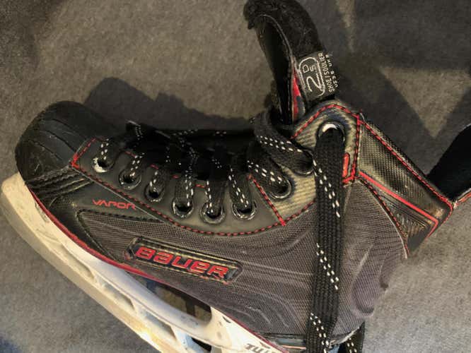 Used Youth Bauer Vapor X500 LE Hockey Skates Size 2.5