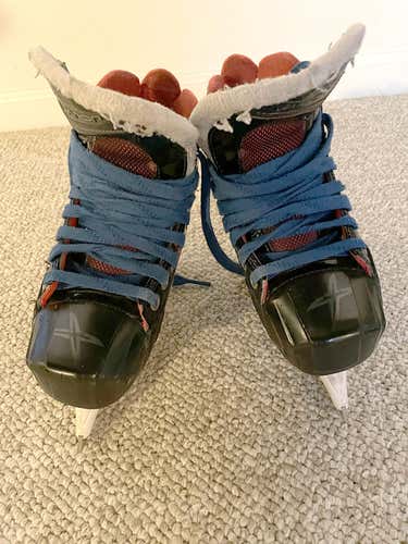 Used Junior Bauer vapor x900 Hockey Goalie Skates Regular Width Size 3.5