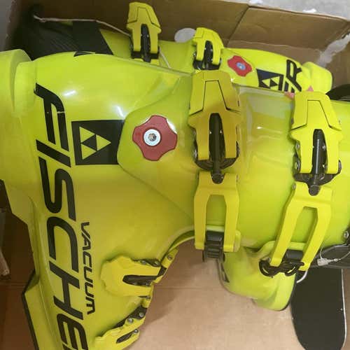 New Fischer RC4 Ski Boots 26.5