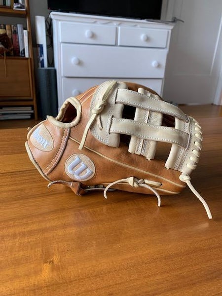Brown Used High School/College Wilson Right Hand Throw Infield A2000 Baseball Glove 11.5"
