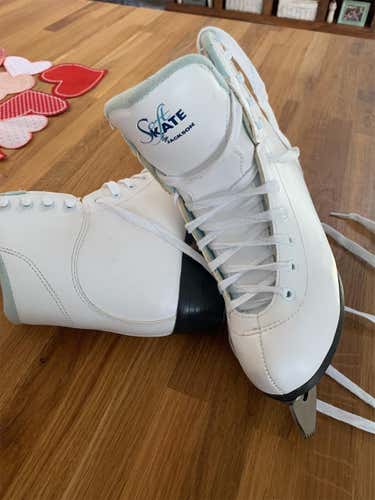White New Jackson Size 5 Figure Skates