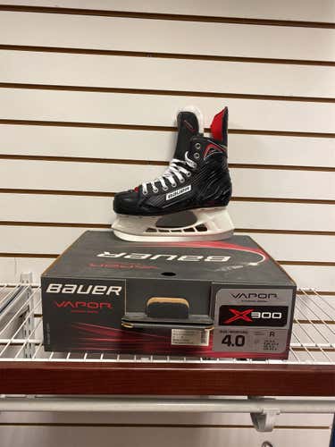 Junior Bauer Vapor X300 Regular Width Size 4 Hockey Skates