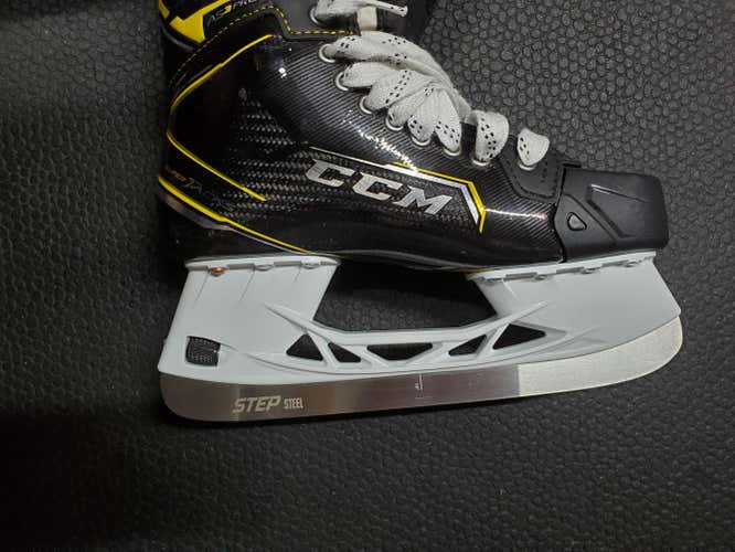 New Senior CCM Super Tacks AS3 Pro Hockey Skates Regular Width Pro Stock Size 7