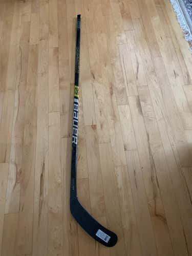 Senior Right Handed Supreme 2S Pro Mid Pattern Hockey Stick