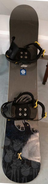 SANTA CRUZ FREERIDE SNOWBOARD SIZE 157 CM WITH MEDIUM FLUX POWER SALOMON BINDINGS