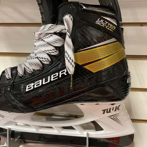 Senior Bauer Supreme ultrasonic Regular Width  Size 8.5 Hockey Skates
