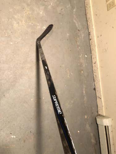 Senior Right Handed Supreme 1S Mid Pattern Pro Stock Hockey Stick