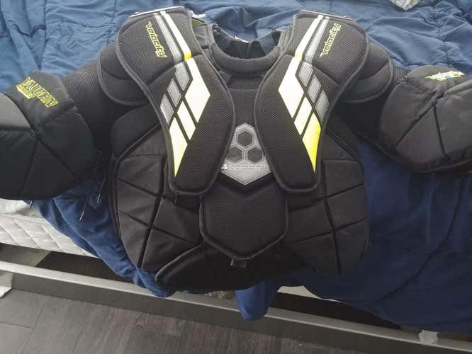 Used Senior Medium Vaughn Velocity VE8 Pro Carbon Goalie Chest Protector