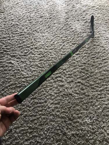 New Intermediate CCM Left Hand Ribcore Trigger 5 Grip Composite Hockey Stick P28 55 Flex