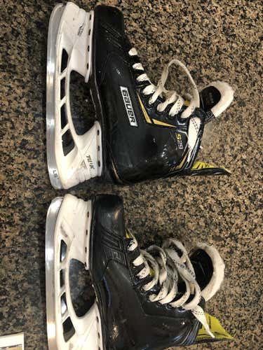 Used Junior Bauer Supreme S29 Hockey Skates Regular Width Size 5.5
