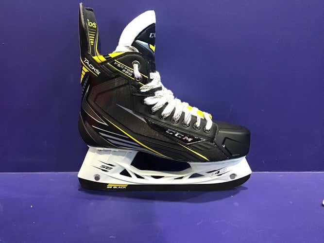 New Senior CCM Tacks Vector Pro Hockey Skates Regular Width Size 8.5