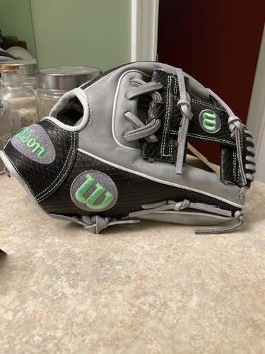 New Wilson Right Hand Throw A2000 Baseball Glove 11.5"