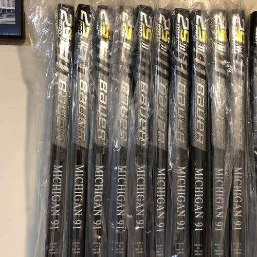 2 A Senior Left Hand Supreme 2S Pro Mid Pattern Pro Stock Hockey Stick