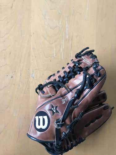Brown Used High School/College Wilson Right Hand Throw Infield A2000 Baseball Glove 12"