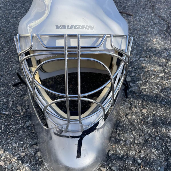 White Senior Vaughn VM7700 Goalie Mask w/ Dangler