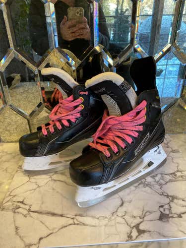 LIKE NEW!! Youth Bauer Supreme Size 4 Hockey Skates