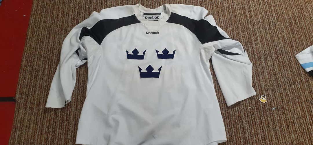 Team Sweden XXL Reebok Practice Jersey Pro Stock w/team socks Size L