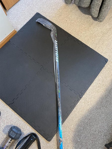 Senior Right Handed Nexus Geo Mid Pattern Hockey Stick
