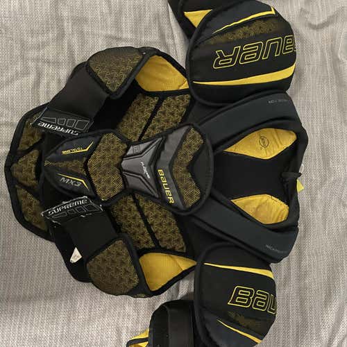 Senior Medium Bauer Supreme TotalOne MX3 Shoulder Pads