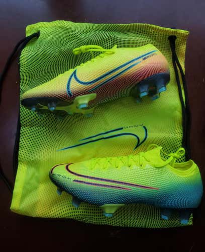 Yellow New Unisex Size 8.0 (Women's 9.0) Molded Cleats Nike Cleats