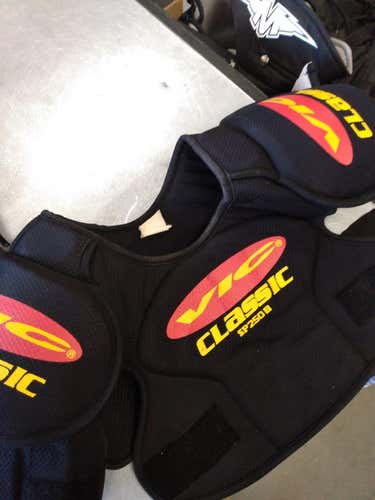 Used Vic Classics Sm Ice Hockey Shoulder Pads