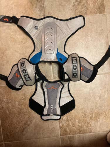 Senior Medium CCM Vector Shoulder Pads