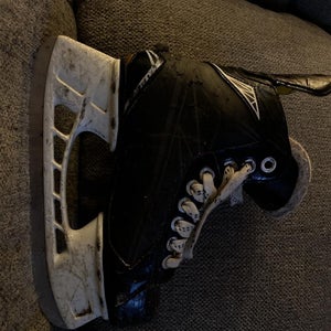 Junior Bauer Supreme S150 Regular Width  Size 2 Hockey Skates