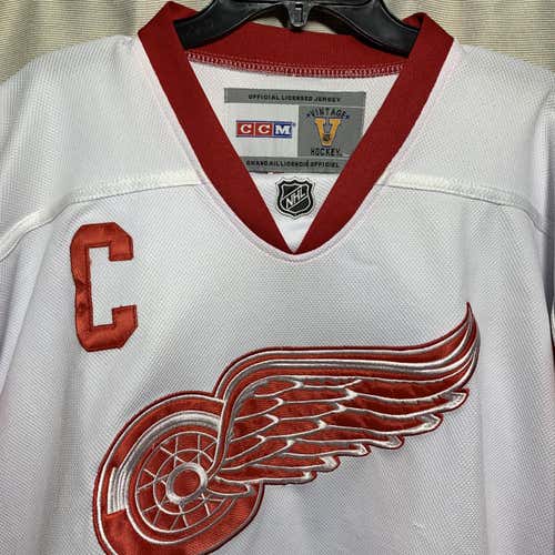 Vintage CCM Red Wings Stevie Yzerman White Adult Size 54 Jersey