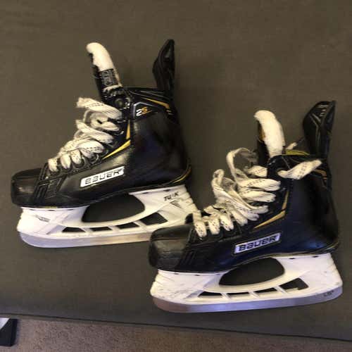 Junior Bauer Supreme 2S Regular Width Size 3.5 Hockey Skates