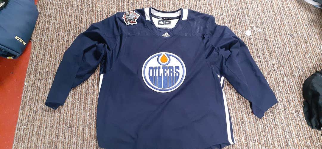 Edmonton OilersAdult Size 58 Adidas Practice Jersey w/team socks Size XL.