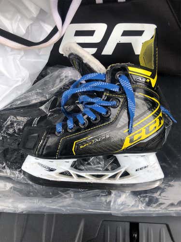 Youth CCM Super Tacks AS3 Regular Width Size 13.5 Hockey Skates