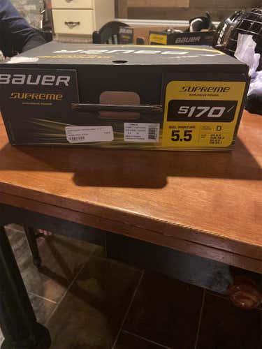 Junior Bauer Supreme 170 Regular Width Size 5.5 Hockey Skates