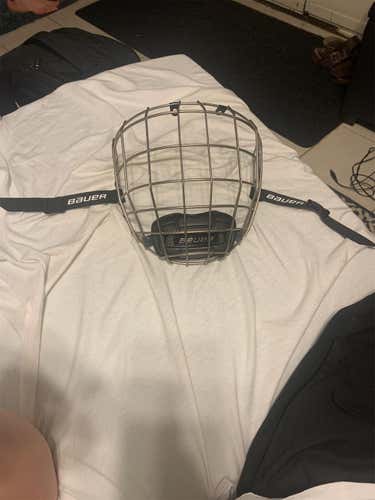 Senior Medium Bauer Profile III Facemask Full Cage