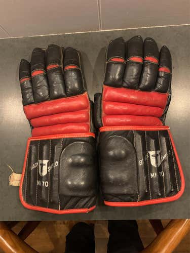 Title Black Shield Vintage gloves
