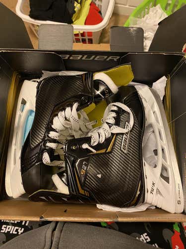 New Junior Bauer Hockey Skates Regular Width Size 5