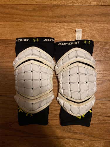 Used Medium White Under Armour VFT Elbow Sleeve