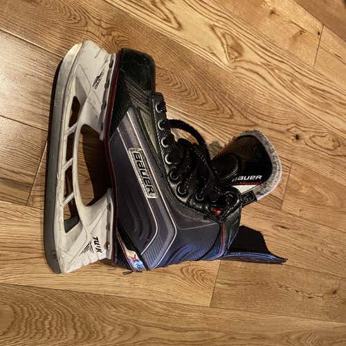 Junior Bauer Vapor X700 Regular Width Size 5.5 Hockey Skates