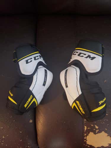 Used Junior Medium CCM Tacks 9060 Elbow Pads