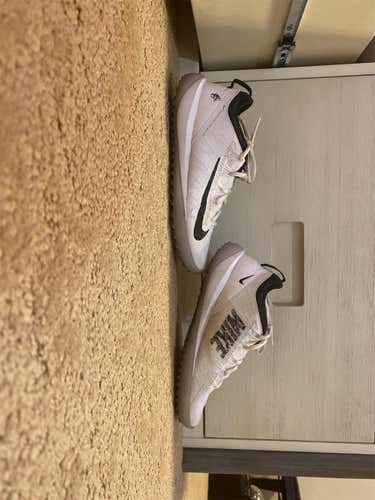 White Unisex Size 7.0 (Women's 8.0) Nike Shoes