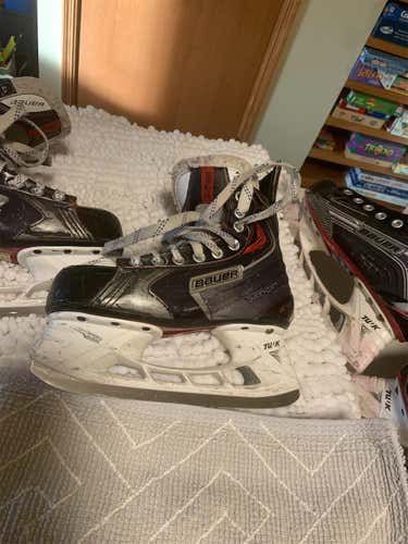 Junior Bauer Vapor X70 Regular Width  Size 4 Hockey Skates