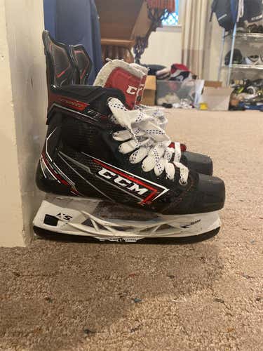 Junior CCM JetSpeed FT2 Regular Width  Size 5.5 Hockey Skates