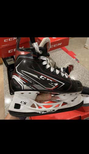 Youth CCM JetSpeed Vibe Regular Width  Size 5 Hockey Skates