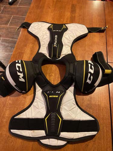 Senior Small CCM Tacks 5092 Shoulder Pads