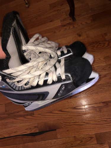 Youth CCM Vector 3.0 Regular Width Size 5.5 Hockey Skates