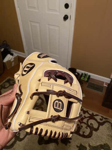 Barely Used High School/College Wilson Right Hand Throw Infield A2000 Baseball Glove 11.5"
