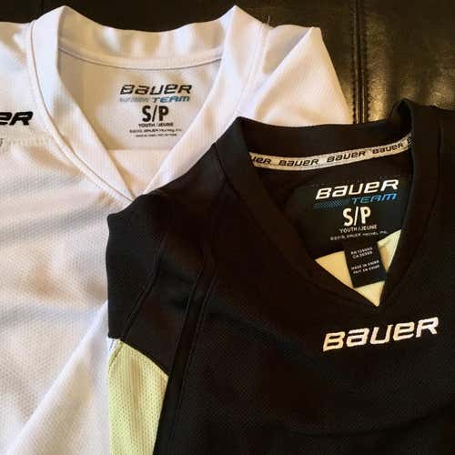 (2) Bauer 600 Uncrested Practice Jerseys - Youth - Small/Medium