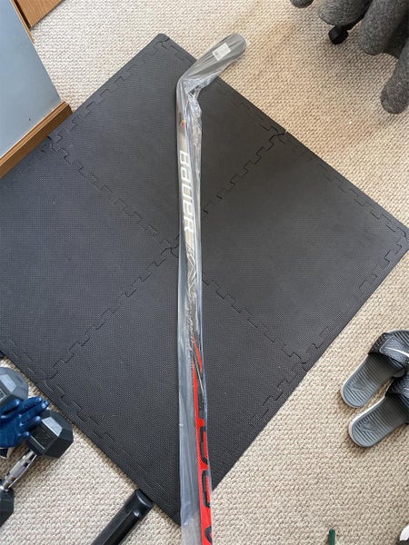 Senior Right Handed Vapor FlyLite Mid Pattern Hockey Stick