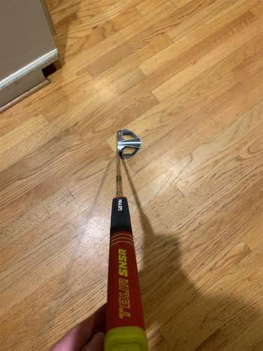 Used Right Handed White Ice Dart Putter