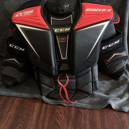 Senior Medium CCM Extreme Flex Shield II  Goalie Chest Protector